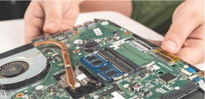 Photo d’un ordinateur ouvert avec de la poussière visible à l’intérieur