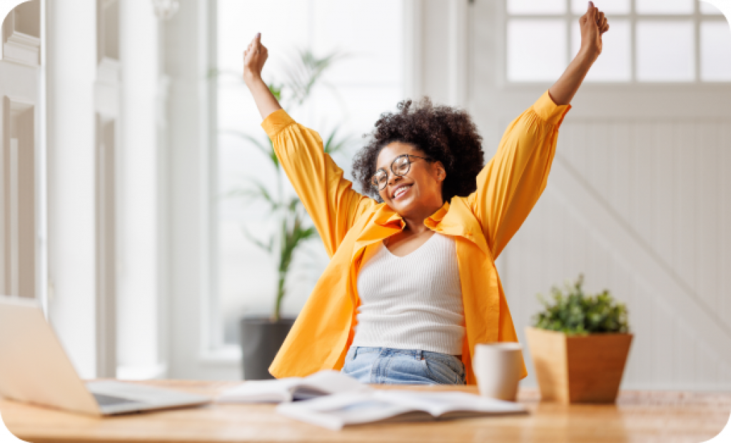 Femme heureuse de vendre son mac